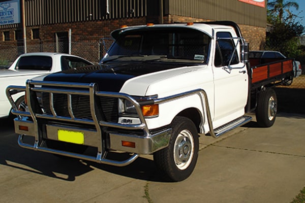 Ford F100 with side step